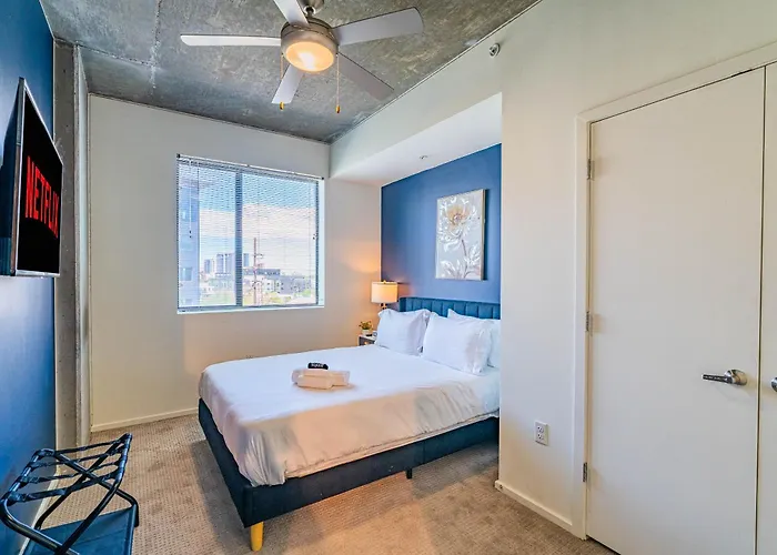 Apartment Cozy 2br Near Dt With Balcony Gym Pool Parking Wd