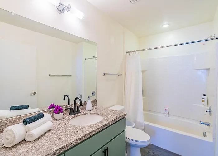 Cozy 2br Near Dt With Balcony Gym Pool Parking Wd *